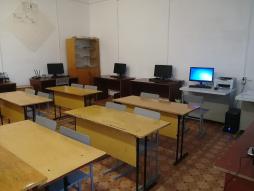 Кабинет информатики. Оборудован школьной мебелью (парты, стулья), стационарными компьютерами (7 рабочих мест), проектором, экраном.